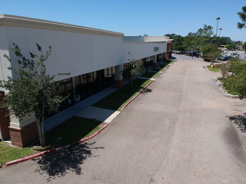 Albertson's Anchored Center: 15168 Airline Highway, Baton Rouge, LA 70817